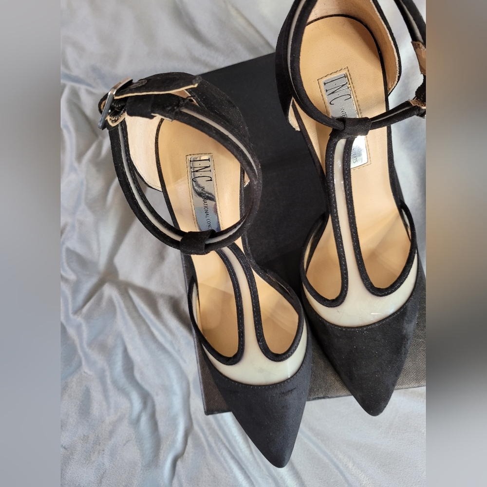 Black pumps